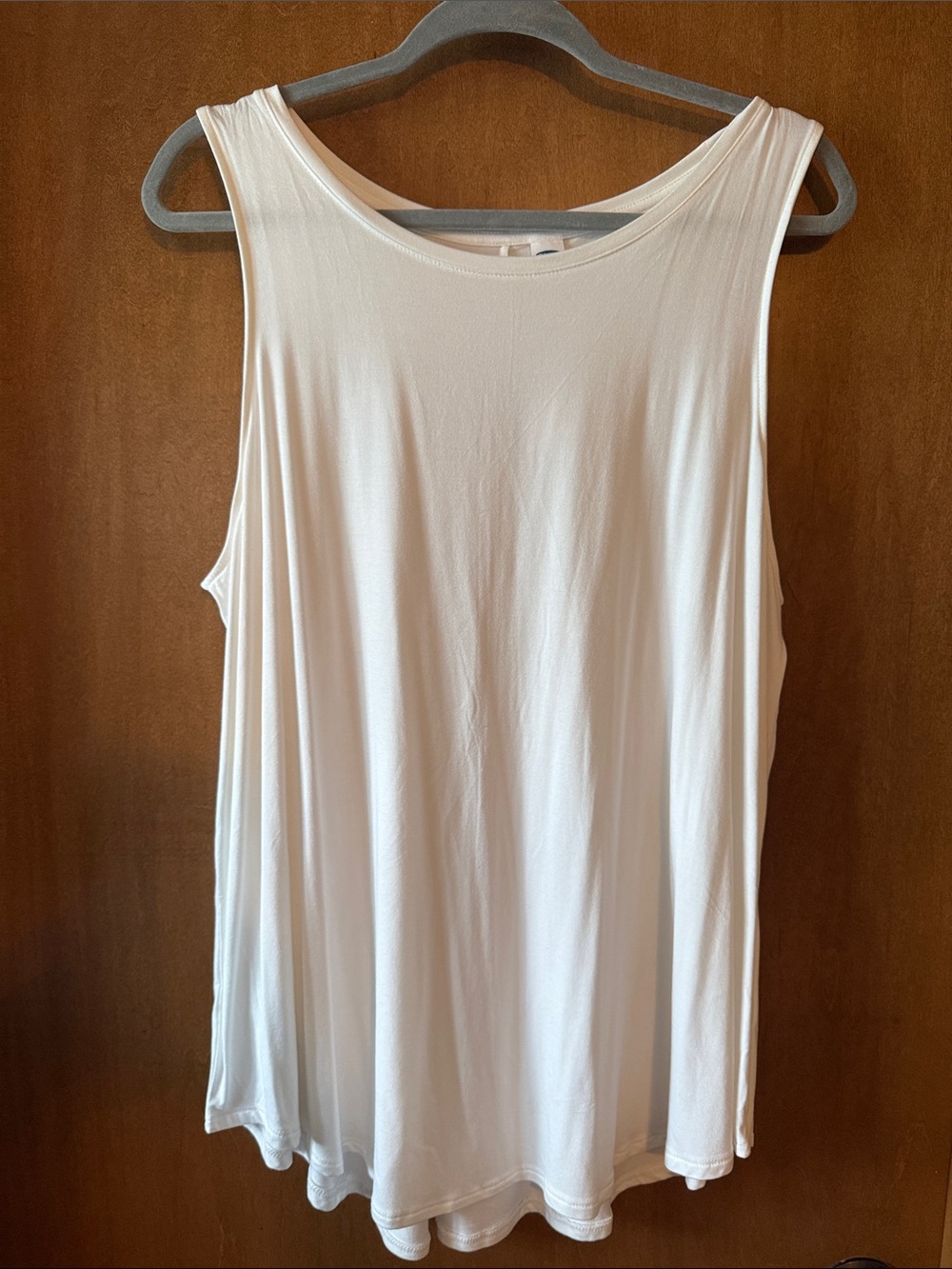 NWT Women’s White Sleeveless Scoop Neck Tank Top